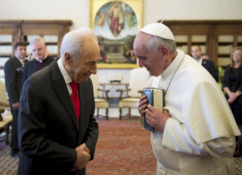 Peres era impulsor de resolver las diferencias religiosas. Sostuvo buena amistad con el Papa Francisco. 