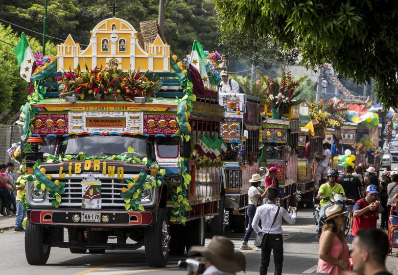 El Desfile de chivas y flores busca promover las chivas como patrimonio cultural de Colombia.