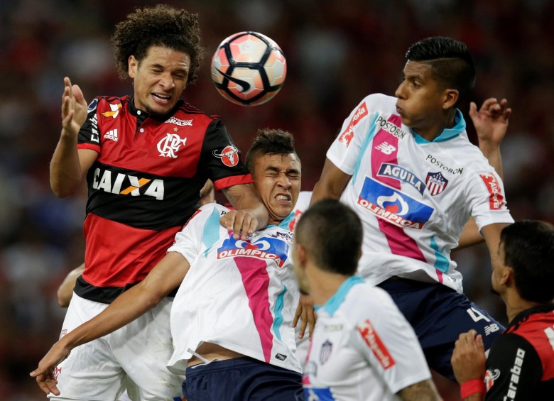 El Junio de Barranquilla, vestido de blanco, perdió contra Flamengo. FOTO REUTERS