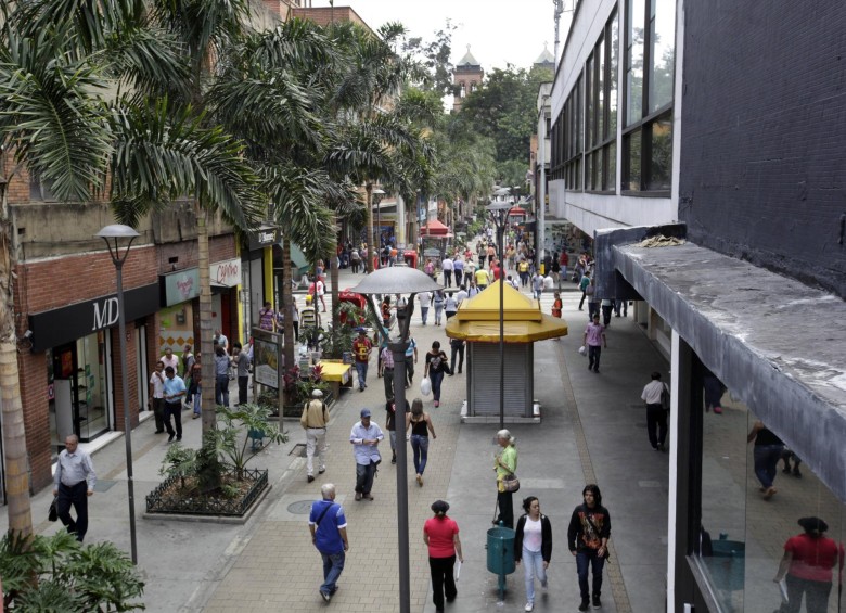 Medellín busca que sus habitantes conjuguen el verbo juniniar y para ello trabaja en la recuperación del paisaje urbano del corredor de Junín y Parque de Bolívar. FOTO manuel saldarriaga