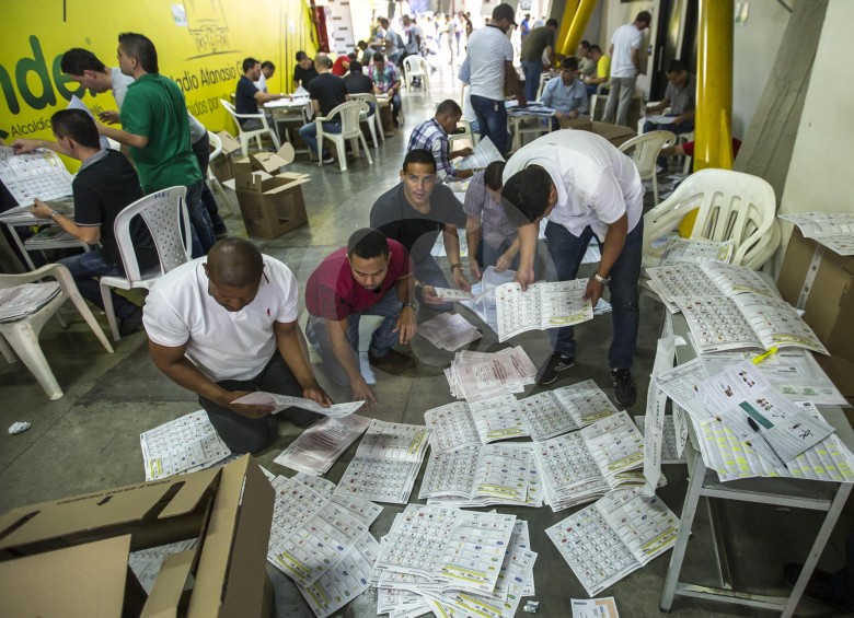 Conteo de votos en las mesas instaladas en el Estadio Atanasio Girardot de Medellín. FOTO Juan Antonio Sánchez