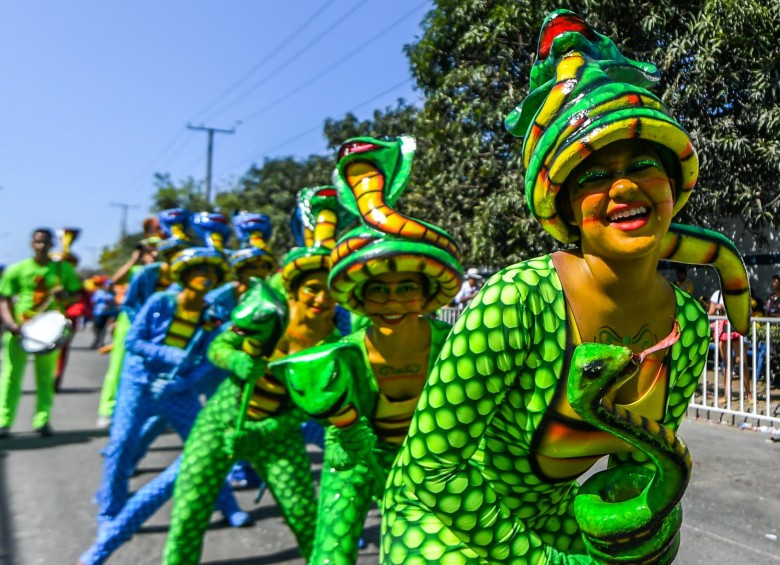 La Batalla de Flores, el multitudinario desfile que el sábado abrió en Barranquilla los cuatro días de Carnaval, sirvió de escenario para que la alegría y el jolgorio. FOTO AFP