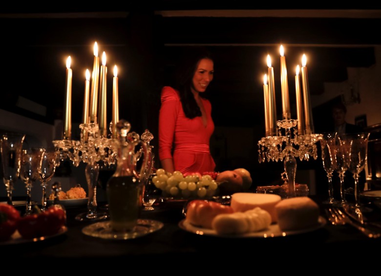 Los huéspedes fueron recibidos con una cena a la luz de las velas. FOTO AP