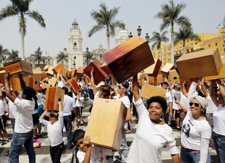 En la Plaza de Armas de Lima un total de 2.420 participantes superaron récord mundial del mayor número de personas tocando el cajón peruano al unísono, marca que ostentaba el mismo festival cuando en 2012 reunió a 1.476 participantes. FOTO Reuters