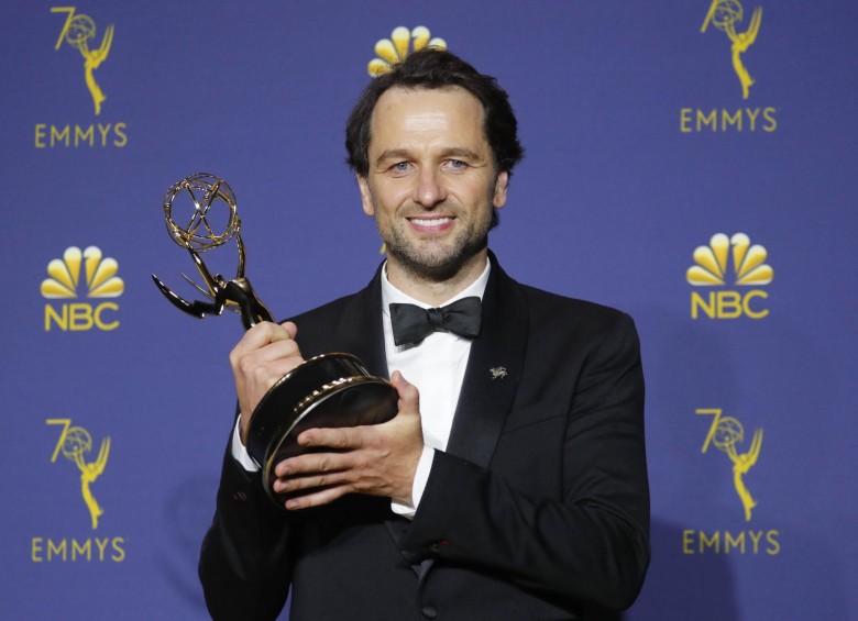 Matthew Rhys feliz con su premio Emmy. FOTO Reuters