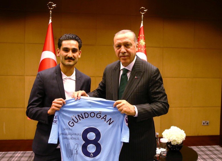 Críticas a Özil y Gündogan por una foto junto al presidente turco Erdogan
