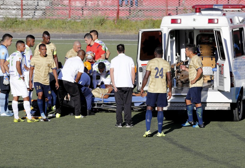 La ambulancia pudo ingresara la cancha ya que la grama del estadio Alberto Grisales de Rionegro es sintética. FOTO: JUAN ANTONIO SÁNCHEZ