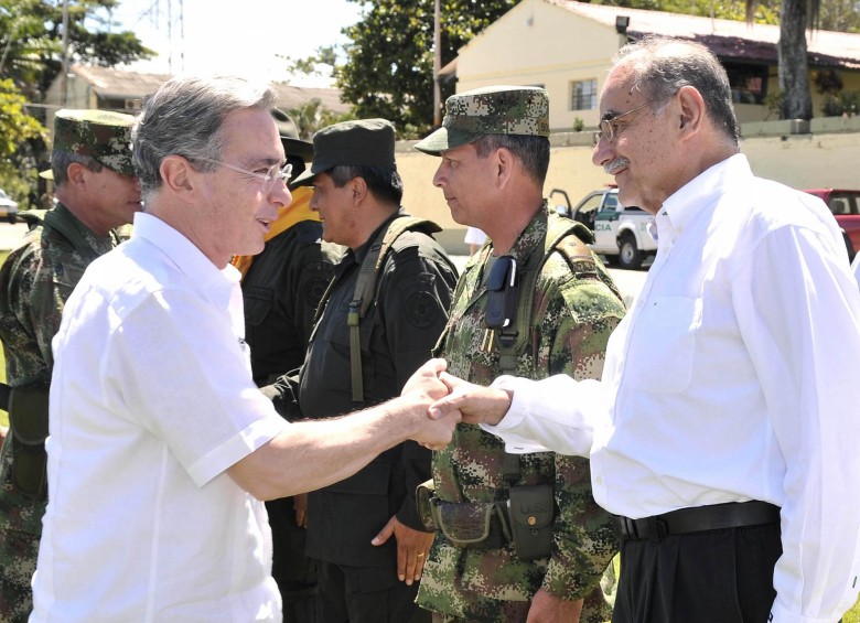 El expresidente y senador Alvaro Uribe Vélez, volvió a mostrar que estaría dispuesto a encontrar puntos de entendimiento sobre el proceso de paz con el Gobierno Nacional. FOTO COLPRENSA 