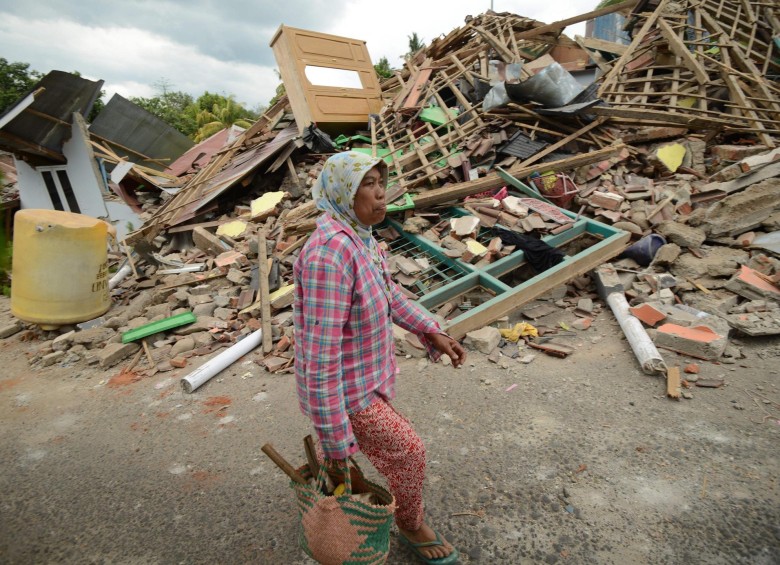 Otro terremoto azota isla de Indonesia donde ya cuentan 319 muertos