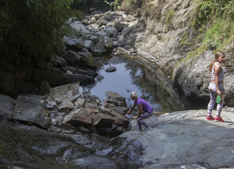 Basuras y verano, las causas de la sequía en la quebrada. FOTO ROBINSON SÁENZ