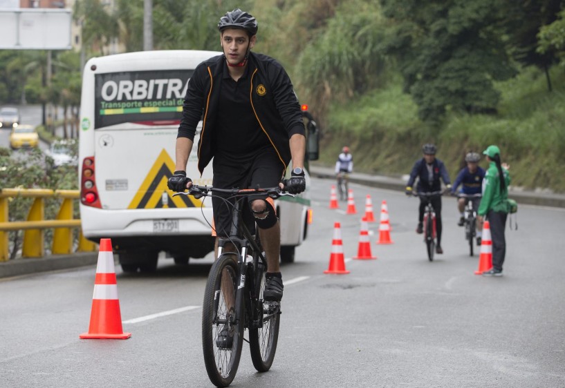 A pesar del frío y de la alerta naranja por contaminación ambiental, decenas de ciclistas se aventuraron a subir los 16 kilómetros entre San Diego y el alto de Las Palmas. FOTO DONALDO ZULUAGA