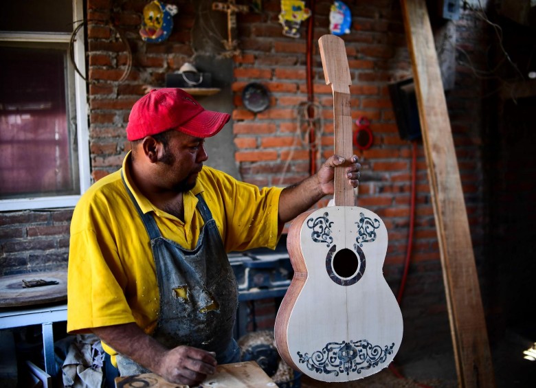 Salvador Meza fabrica la guitarra de Miguel, el niño de la cinta Coco, en Paracho, Michoacan, México. FOTOS AFP y cortesía