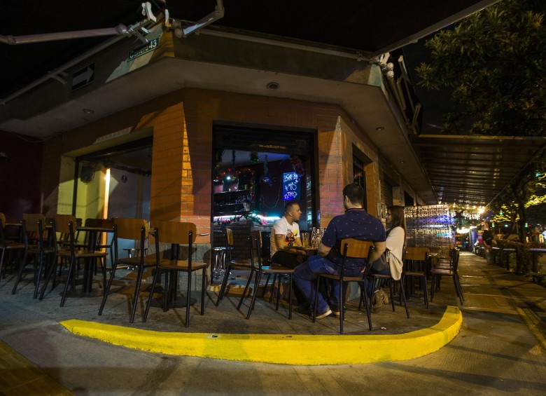 Transformación del sector Guanteros, en Envigado. Hoy en día hacer parte de la zona rosa, repleto de bares, restaurantes y discotecas. FOTO JULIO CÉSAR HERRERA Y ARCHIVO