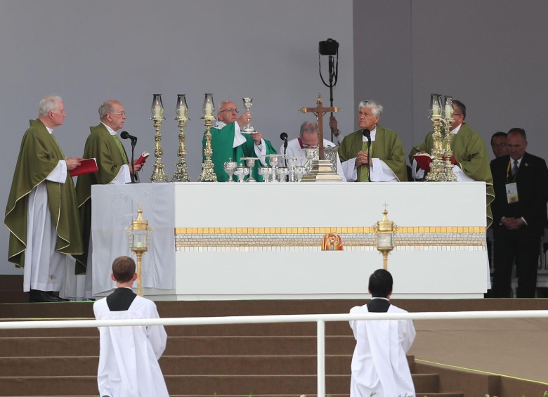 El papa Francisco ofició en la Base Aérea de las Palmas, en Perú, una multitudinaria misa, con la que terminó su visita a ese país. Foto: EFE