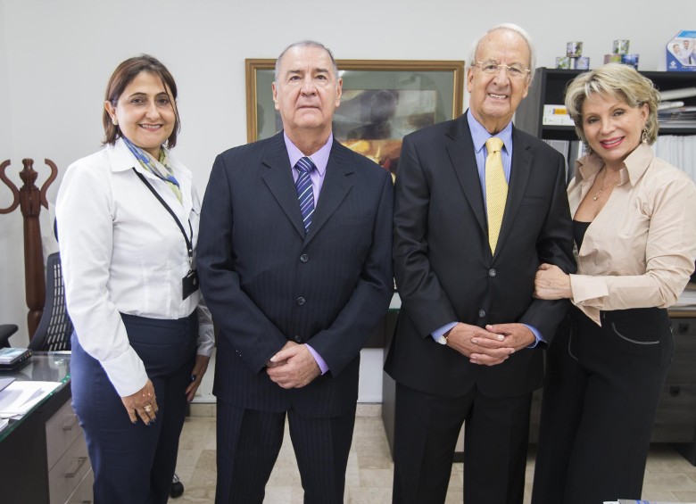 De izquierda a derecha: Liliana Cano, gerente financiera; capitán Gilberto Laspriella Naranjo, socio fundador; Luis Montoya, presidente de la Junta de Socios y Beatriz Peak.