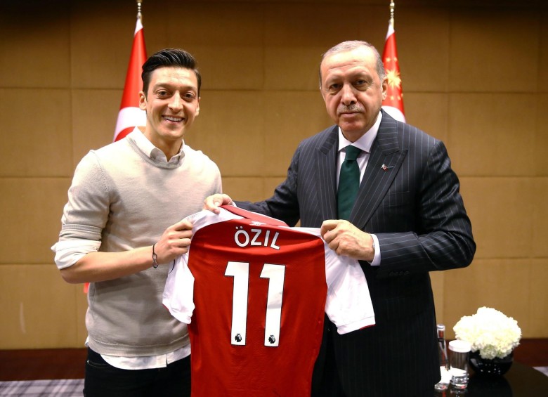 Críticas a Özil y Gündogan por una foto junto al presidente turco Erdogan