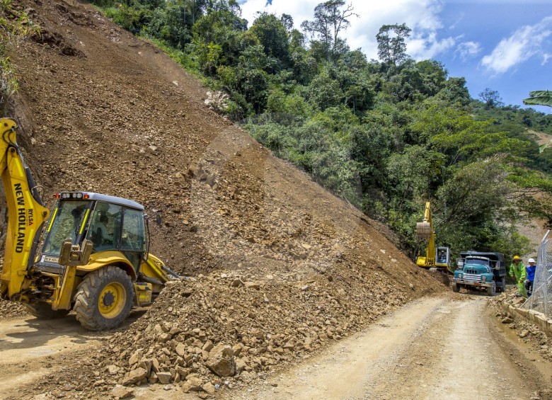 Derrumbe y caída de rocas en el sector La Huesera de la vía Medellín - Bolombolo. FOTO JUAN ANTONIO SÁNCHEZ