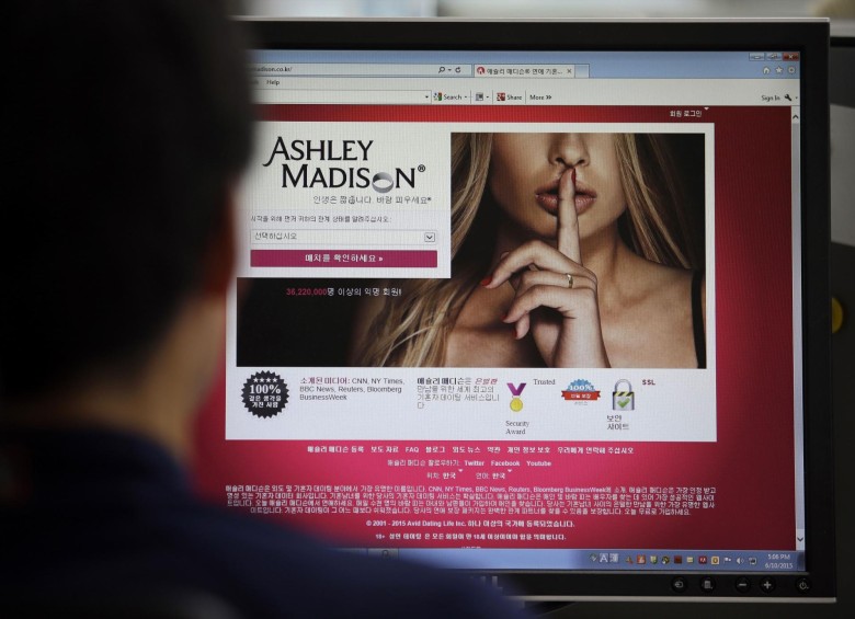 Ashley Madison, donde los usuarios hacen citas en internet para buscar relaciones extramaritales, fue hackeada y la información personal de algunos de sus usuarios fue filtrada a la red. FOTO AP