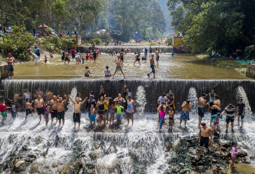 Numerosas familias aprovechan el primer puente del año para asistir a sitios rurales donde los ríos son la principal atracción natural y de paso preparar un buen sancocho. Foto: Juan David Úsuga