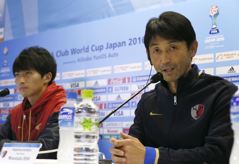 El técnico del Kashima Antlers, Masatada Ishii, y el centrocampista del equipo nipón, Gaku Shibasaki. FOTO AP