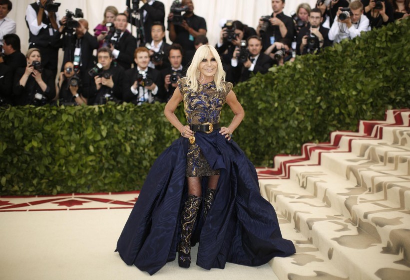 Donatella Versace, otra de las anfritrionas. FOTO Reuters