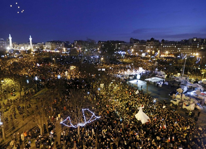Más de un millón de personas desbordaron este domingo las calles de París en una manifestación sin precedentes llena de emoción. FOTO REUTERS