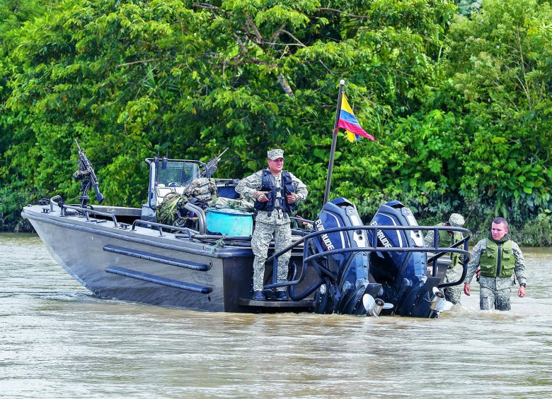 Diferentes equipos de la Armada Nacional mantienen vigilancia en los afluentes que dividen a Colombia con Ecuador y Perú. Lo mismo hacen los militares de esos países. FOTO Manuel Saldarriaga
