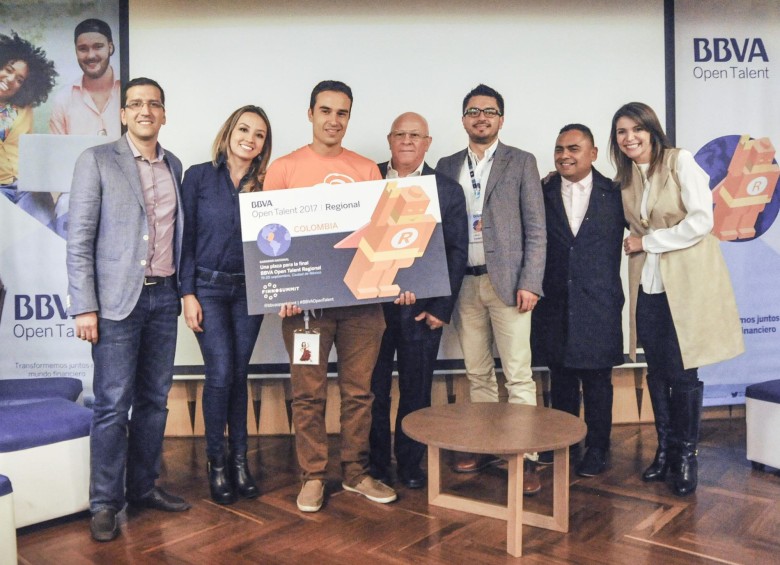Sebastián Berger, socio fundador de Filaap, exhibe el título de la mejor fintech obtenido el pasado viernes en la aceleradora de conocimiento Social Colectivo en Bogotá. FOTO Cortesía BBVA