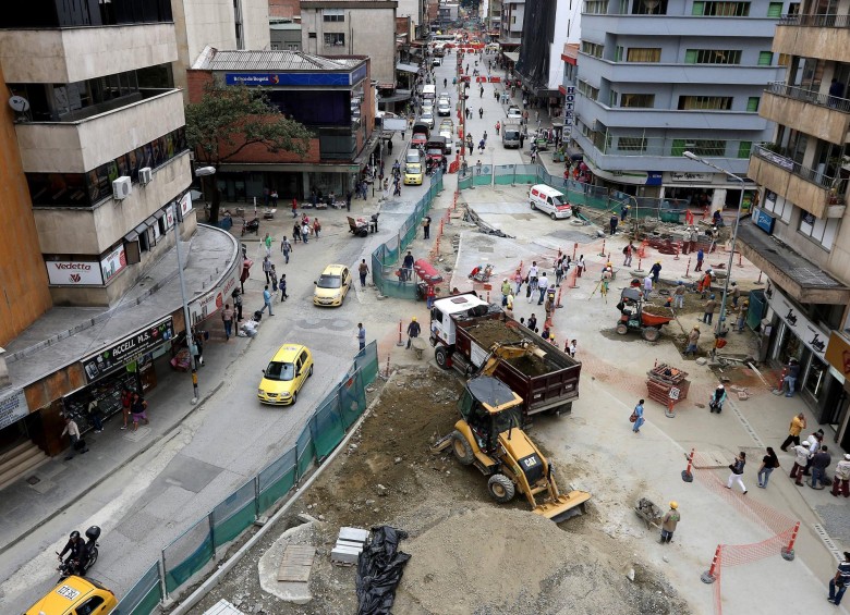 Varios cierres viales en calles y avenidas principales del Centro, como Ayacucho, impactan la movilidad. FOTO julio césar herrera