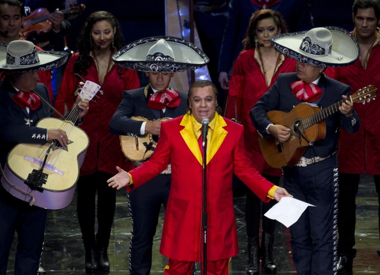 Juan Gabriel durante el homenaje que México realizó al comediante Roberto Gómez Bolaños, en la ciudad de México D.F, el 29 de febrero de 2012. FOTO Archivo AP