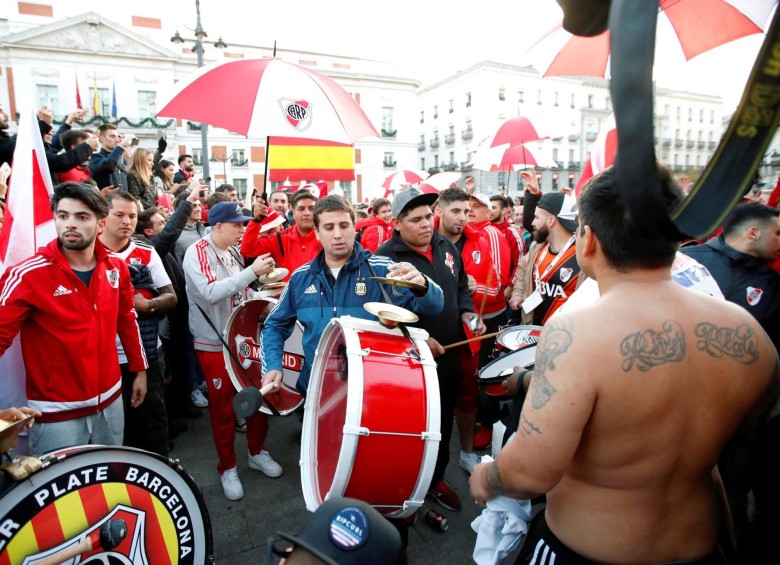 Entonando cánticos acompañados por un ruidoso bombo, cientos de hinchas millonarios tiñeron de blanco y rojo la céntrica Puerta del Sol de Madrid, donde deben citarse el domingo si ganan el trofeo. FOTO EFE