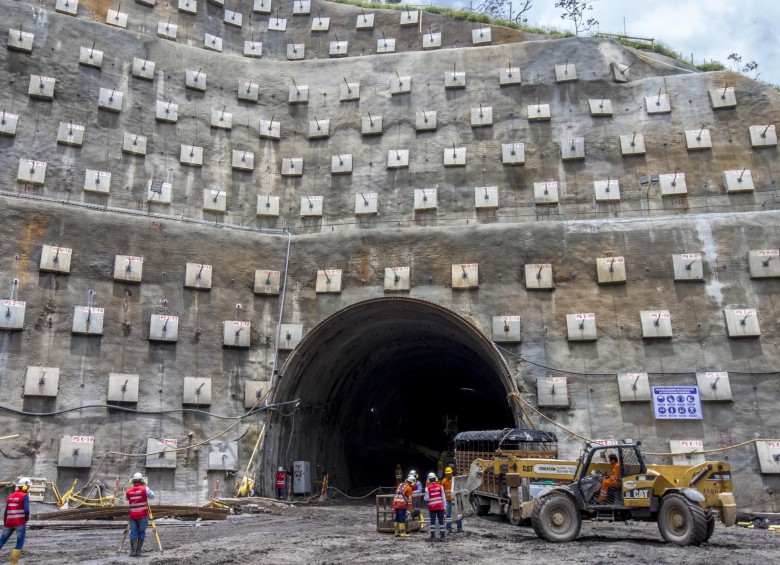 El Túnel del Toyo se encuentra en construcción. Hace parte de las vías de Cuarta Generación y reducirá los tiempos de viaje entre Medellín y Urabá. FOTO juan a. sánchez