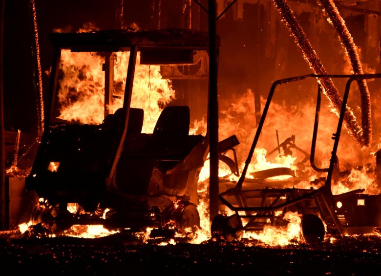 El incendio se desplaza imparable avivado por los fuertes y secos vientos, que se prevén se mantengan en los próximos tres días. FOTO REUTERS