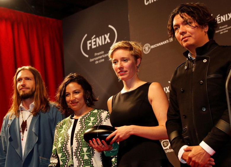 Sebastían Celis, Cristina Gallego, Katrin Pors y Carlos Grarcia, de la película “Pájaros de Verano”, posan con el premio Fénix. FOTOS EFE
