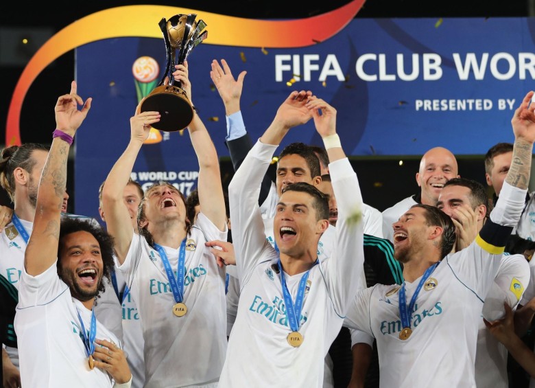 Los jugadores del Real Madrid celebran el título del Mundial de Clubes tras vencer en la final a Gremio de Porto Alegre (1-0), con tanto de Cristiano Ronaldo. FOTO afp
