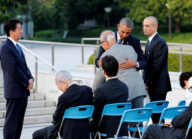 Obama abrazó a sobrevivientes de la bomba atómica. FOTO REUTERS
