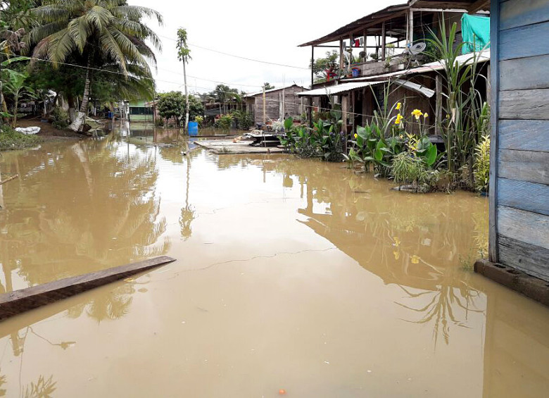 Los desbordamientos de los ríos Chigorodó y León tienen inundada la vereda Bocas de Chigorodó, de Carepa, donde viven 30 familias que quedaron en medio de las aguas. FOTO Cortesía Dapard