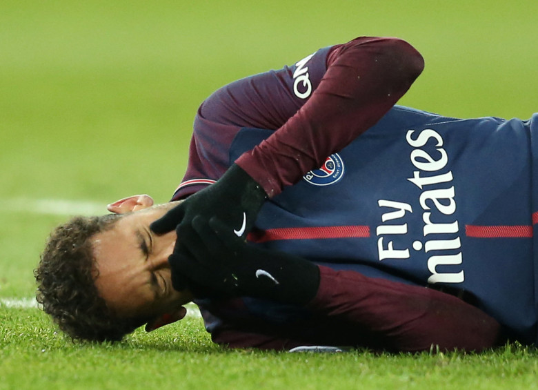 A 10 días del juego decisivo por Champions entre PSG y Real Madrid, Neymar abandonó el campo en camilla por una lesión de tobillo. FOTO REUTERS.