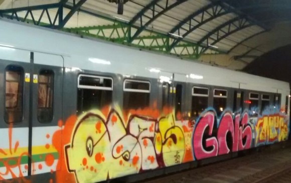 El Metro de Medellín confirmó que un tren que no estaba en operación fue pintado con grafitis en la madrugada de este domingo entre las estaciones de Industriales y Exposiciones. FOTO @YoAmoamedellin