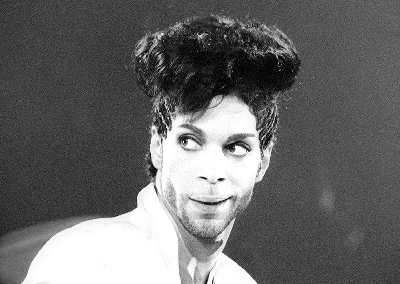 Un año después de su muerte aún se encuentran misterios en la muerte del músico estadounidense Prince. FOTO: Reuters.