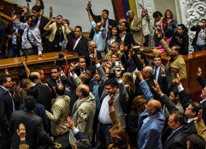 Momentos de tensión se vivieron tras la votación, cuando se dio un rifirrafe entre diputados opositores y chavistas. FOTO afp