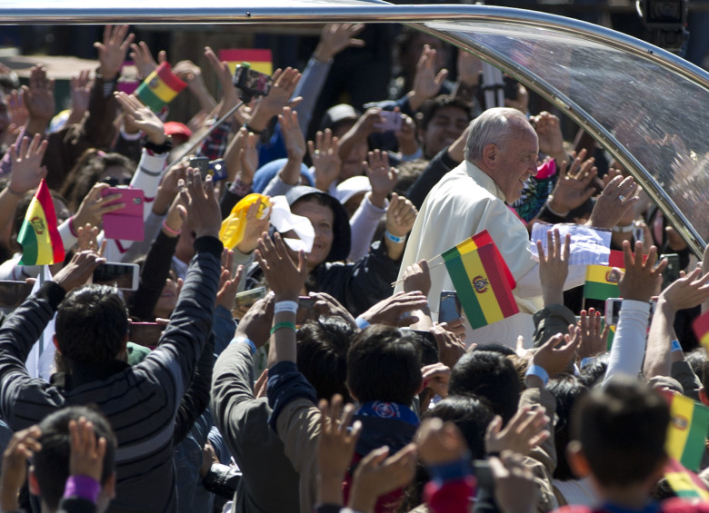 El Sumo Pontífice fue recibido por miles de feligreses a su llegada a Santa Cruz de la Sierra. FOTO ap