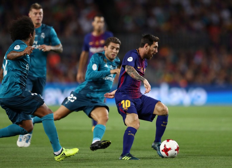 Cristiano imita a Messi y muestra su camiseta al Camp Nou