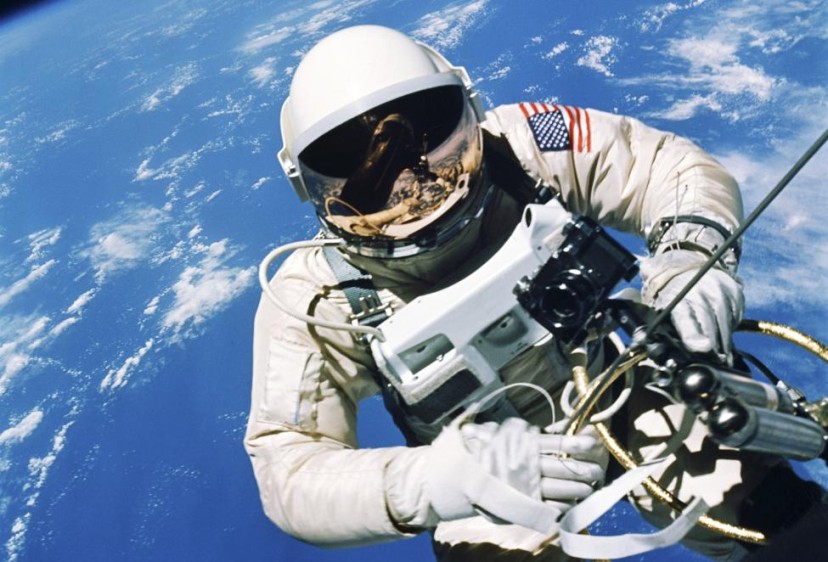 Desde ese momento los astronautas de la Nasa han realizado caminatas espaciales, o actividad extravehicular en los programas de la Estación Espacial Internacional. FOTO Reuters / Nasa