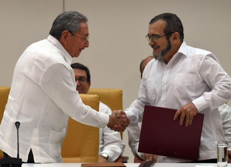 El presidente de Cuba, Raúl Castro estrecha la mano de alias “Timochenko”. FOTO AFP