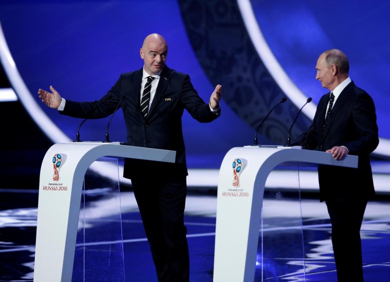 Gianni Infantino, presidente de la Fifa, y Vladímir Putin, presidente de Rusia, le dieron inicio al sorteo. FOTO EFE