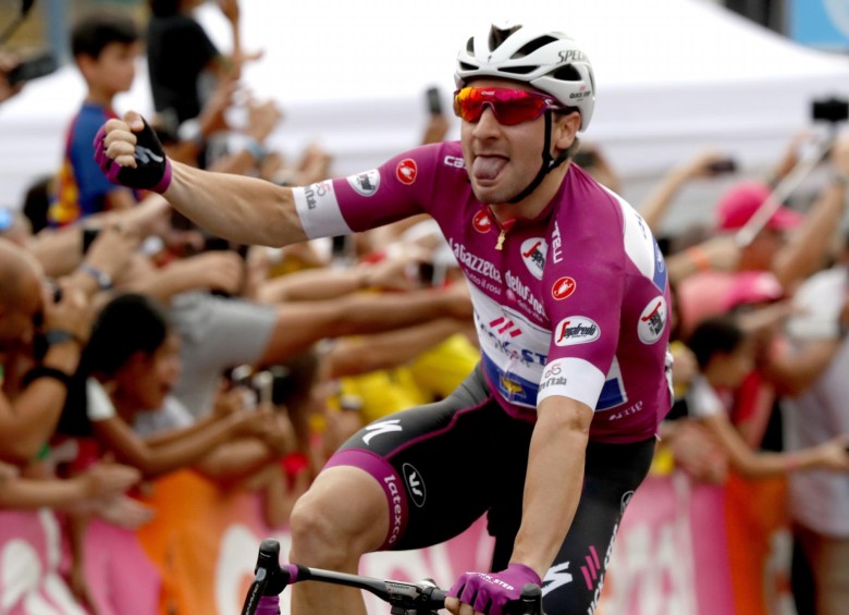 Elia Viviana, el hombre más veloz, hasta ahora, del Giro-2018. FOTO EFE