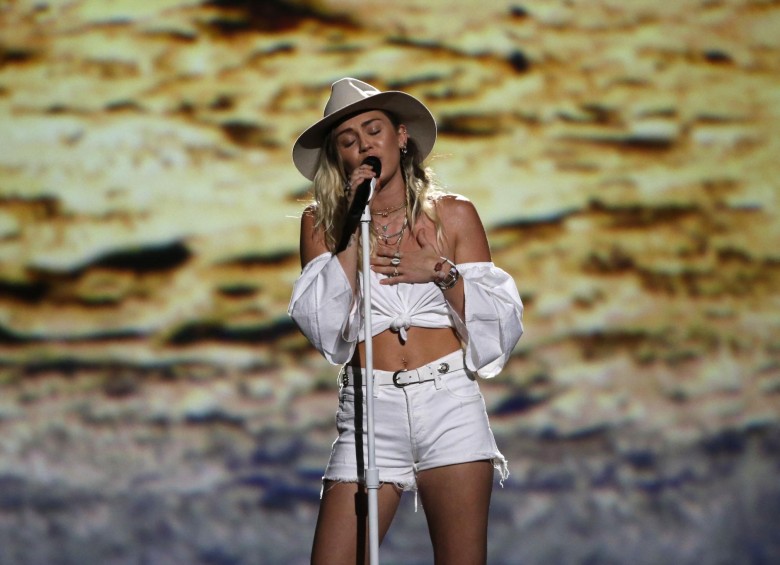 En la imagen, Miley Cyrus interpretó por primera vez en directo su nuevo sencillo: Malibu.