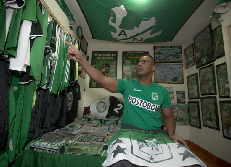 Además de recortes, Andrés también colecciona camisetas, sacos, banderas y cuadros del equipo. FOTO JUAN ANTONIO SÁNCHEZ