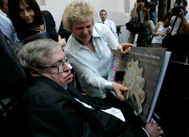 Luego de una reunión con Michele Bachelet le regalan el libro de Pablo Neruda a Hawking en el palacio presidencial en Chile. FOTO REUTERS